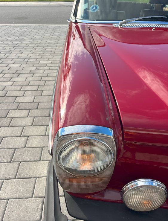 1976 Mercedes-Benz 300D Gleaming Hood