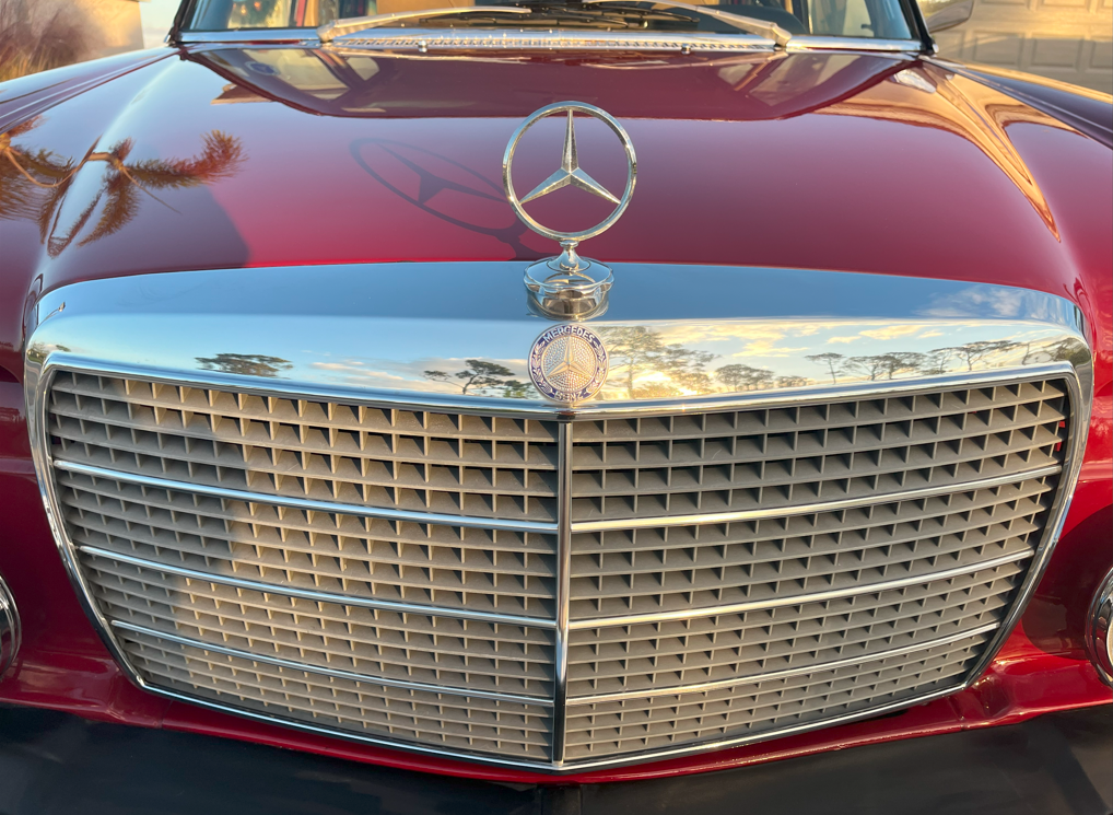 1976 Mercedes Benz 300D Shiny Grill